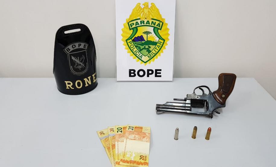 BOPE aborda homem e apreende revólver no Atuba, em Curitiba (PR)