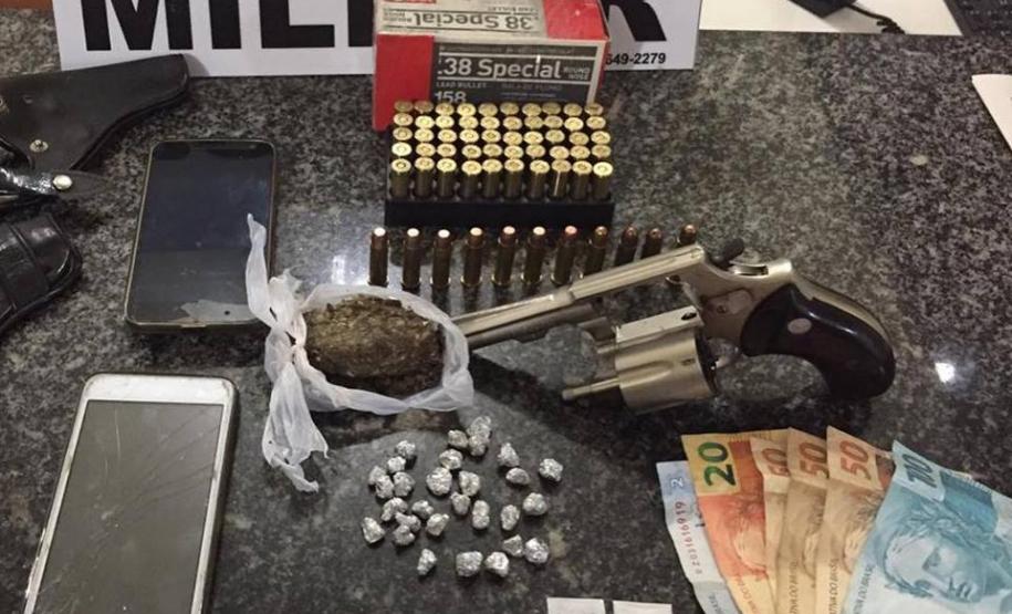 Homem tenta fugir de abordagem, mas acaba preso portando uma arma de fogo e 61 munições no Oeste do estado