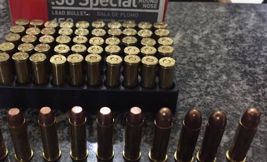 Homem tenta fugir de abordagem, mas acaba preso portando uma arma de fogo e 61 munições no Oeste do estado