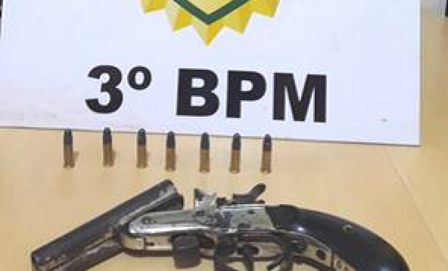 Duas armas de fogo são apreendidas pela PM em situações distintas no Sudeste do estado; um homem foi preso