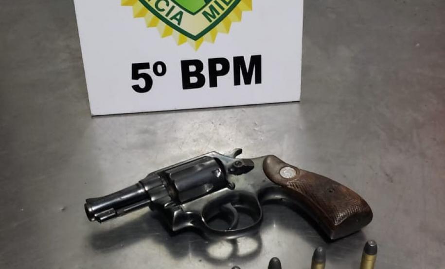 Motociclista desobedece à ordem de parada, mas acaba contido pela PM de Cambé (PR); arma de fogo é apreendida Motociclista desobedece à ordem de parada, mas acaba contido pela PM de Cambé (PR); arma de fogo é apreendida