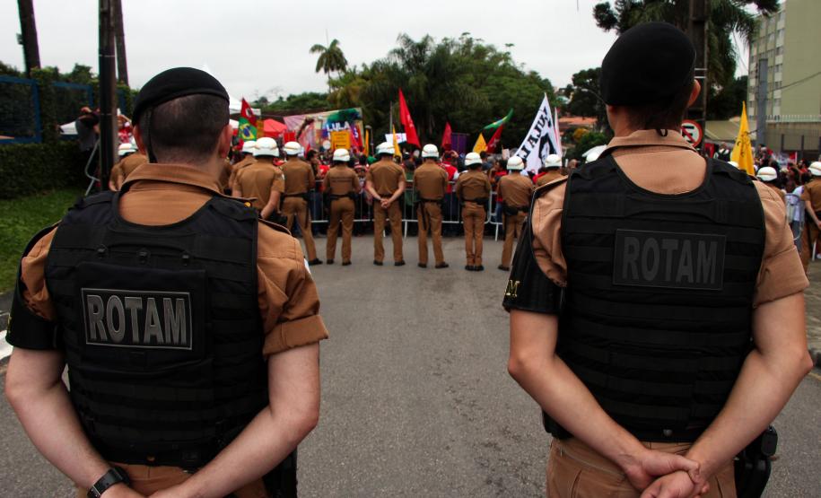 Neste domingo, Polícia Militar garante segurança nas imediações da Polícia Federal em Curitiba