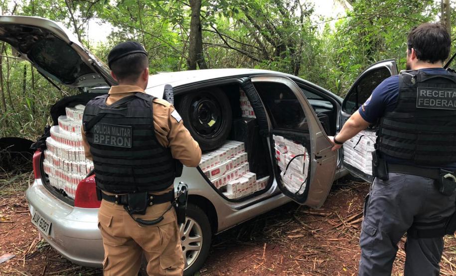Carro abandonado com cigarros contrabandeados é localizado pela PM em Foz do Iguaçu (PR)