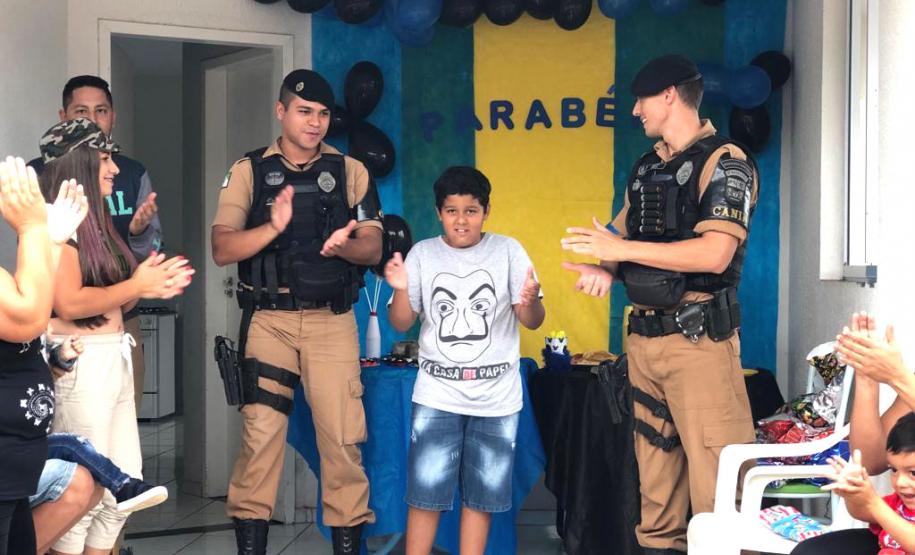 Admirador da PM recebe visita de policiais no dia do aniversário em Pato Branco (PR)