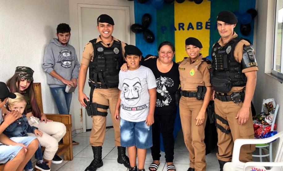 Admirador da PM recebe visita de policiais no dia do aniversário em Pato Branco (PR)