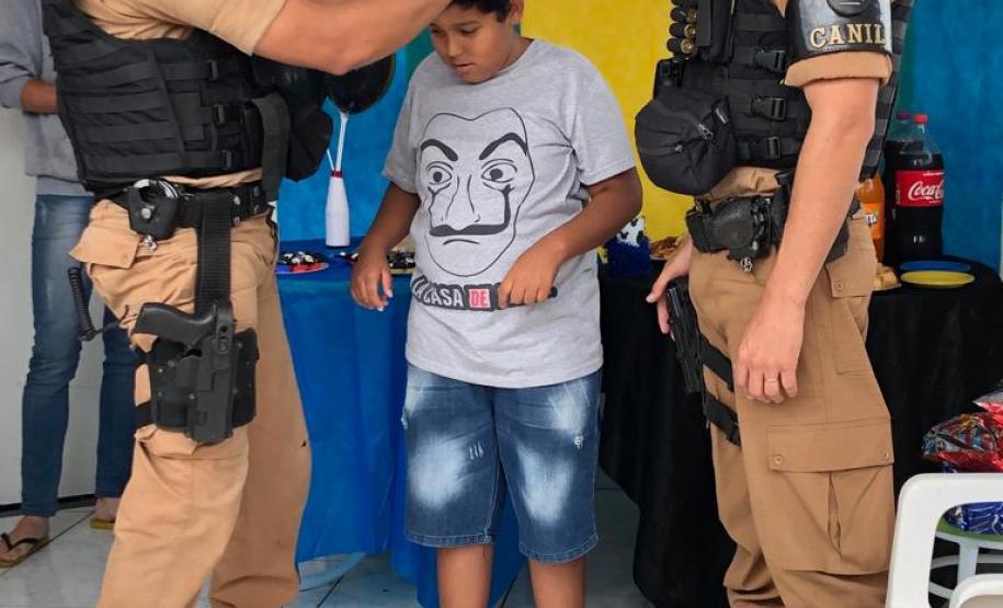 Admirador da PM recebe visita de policiais no dia do aniversário em Pato Branco (PR)