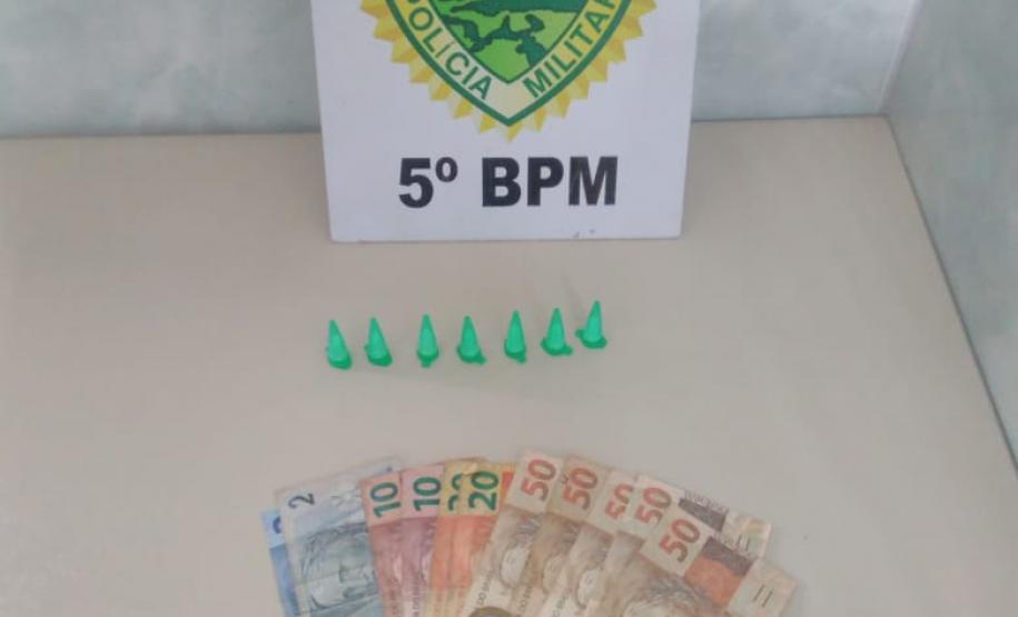 Sete porções de cocaína e um suspeito de envolvimento com tráfico são encaminhados em Londrina (PR)