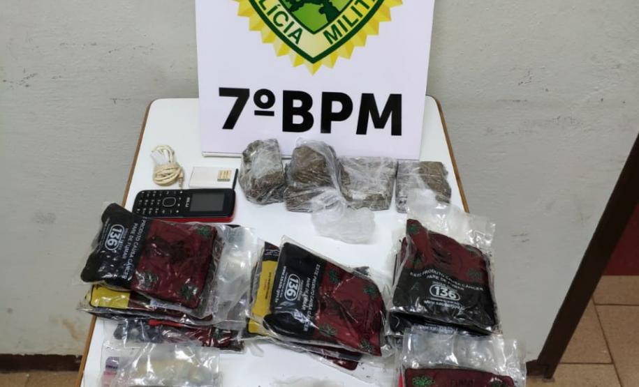 Em ações distintas, policiais militares apreendem drogas e recuperam motocicleta roubada no Oeste do estado