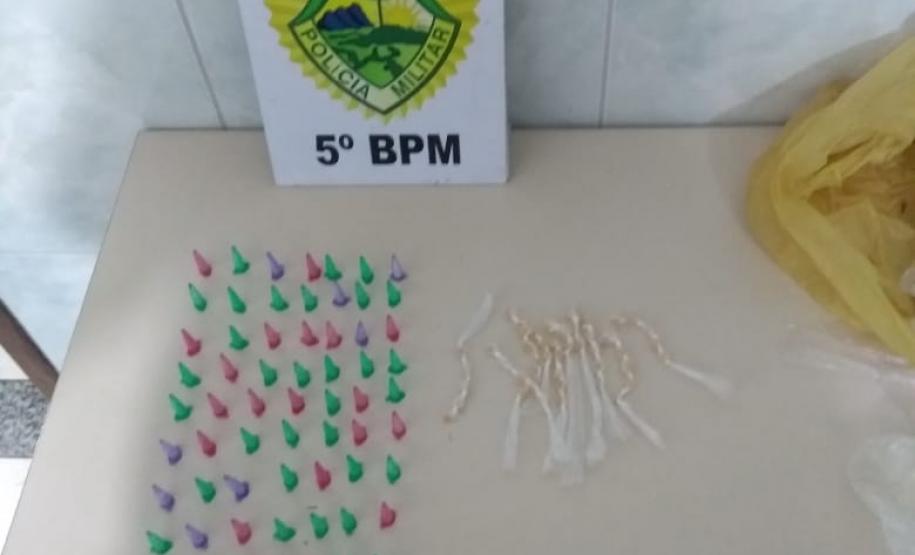 Policiais apreenderam porções de crack e cocaína em terreno abandonado na cidade de Londrina