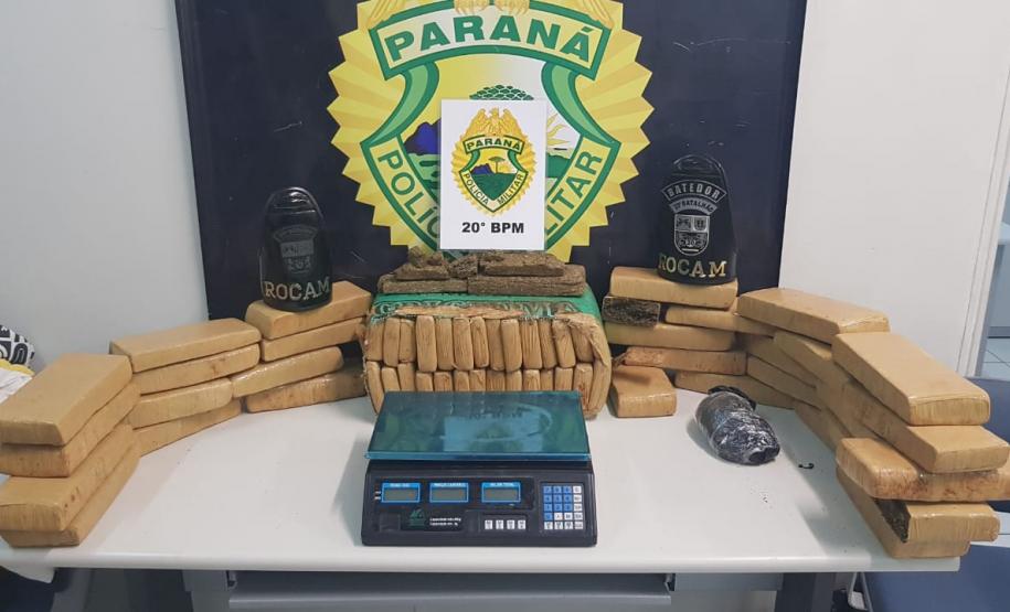 Bloqueio de trânsito resulta na apreensão de quase 50 quilos de maconha no Boa Vista, em Curitiba Bloqueio de trânsito resulta na apreensão de quase 50 quilos de maconha no Boa Vista, em Curitiba