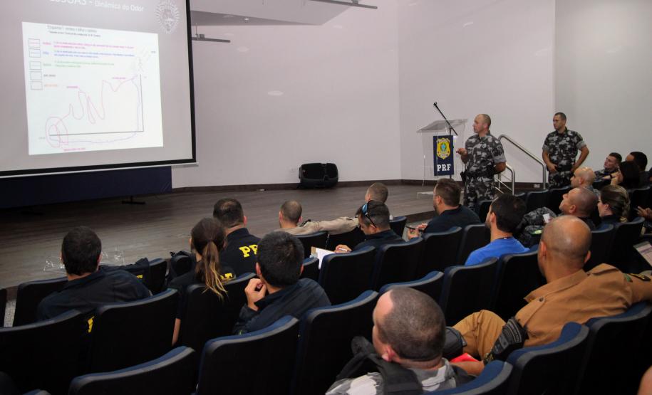 Canil da PM participa do 1º Intercâmbio de Cinotecnia da PRF do Paraná em Curitiba Canil da PM participa do 1º Intercâmbio de Cinotecnia da PRF do Paraná em Curitiba