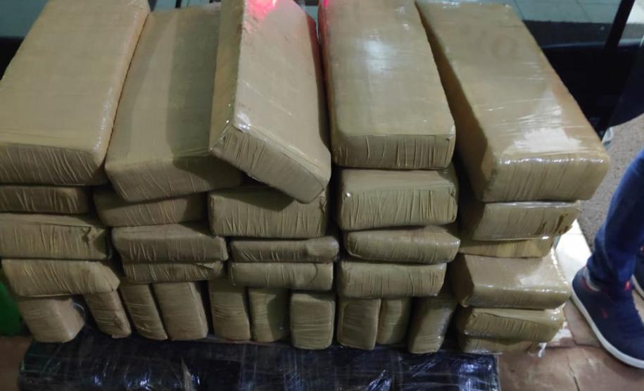 Dois veículos são recuperados e 500 quilos de maconha são apreendidos pela PM no Oeste do estado