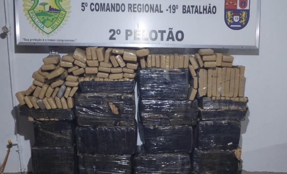 Dois veículos são recuperados e 500 quilos de maconha são apreendidos pela PM no Oeste do estado