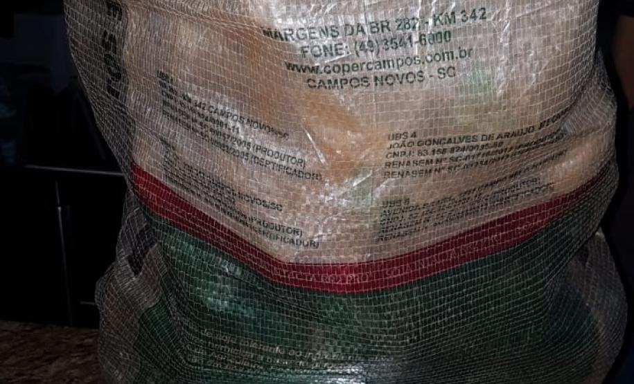 Policiais militares encontram oito quilos de maconha em carro acidentado em Campo Mourão