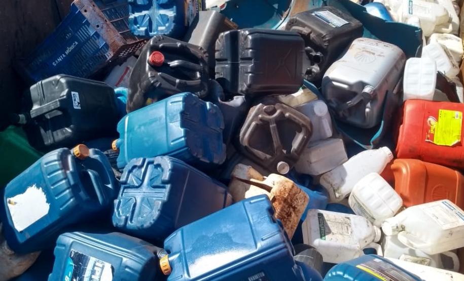 Caminhão carregado com embalagens vazias de agrotóxico é apreendido pelo BPRv em Peabiru, no Noroeste do estado