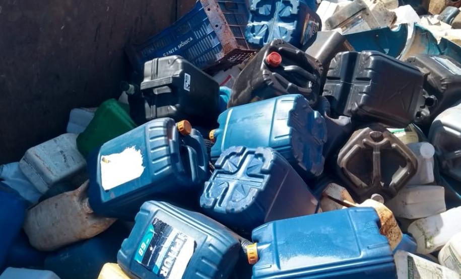 Caminhão carregado com embalagens vazias de agrotóxico é apreendido pelo BPRv em Peabiru, no Noroeste do estado