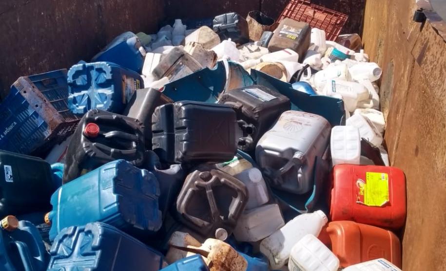 Caminhão carregado com embalagens vazias de agrotóxico é apreendido pelo BPRv em Peabiru, no Noroeste do estado