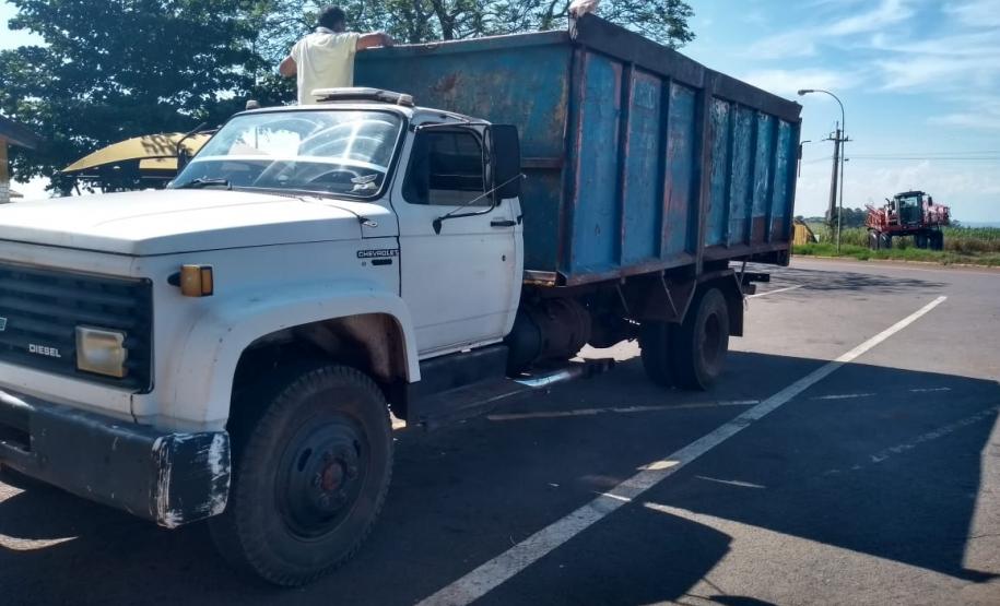 Caminhão carregado com embalagens vazias de agrotóxico é apreendido pelo BPRv em Peabiru, no Noroeste do estado