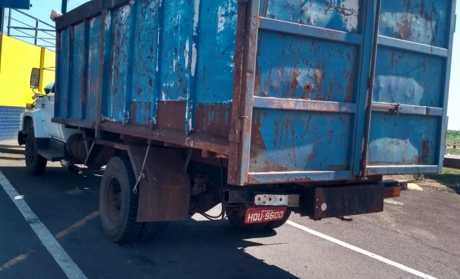 Caminhão carregado com embalagens vazias de agrotóxico é apreendido pelo BPRv em Peabiru, no Noroeste do estado
