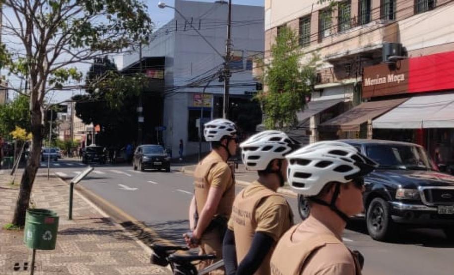 Três homens são encaminhados por policiais militares por envolvimento com drogas na cidade de Londrina