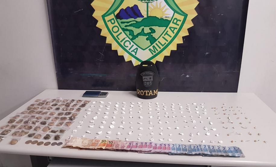 PM aborda homem e apreende drogas e dinheiro na CIC, em Curitiba PM aborda homem e apreende drogas e dinheiro na CIC, em Curitiba