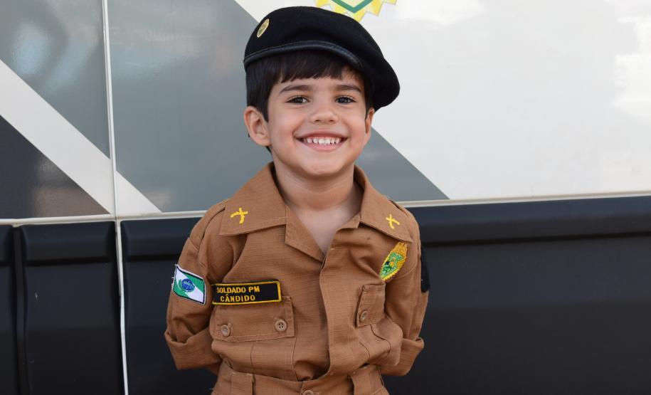Mais de 100 crianças tiram fotos com as fardas da PM no evento Justiça no Bairro em Cornélio Procópio (PR)