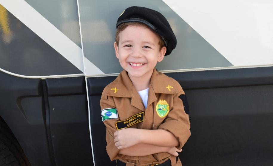 Mais de 100 crianças tiram fotos com as fardas da PM no evento Justiça no Bairro em Cornélio Procópio (PR)