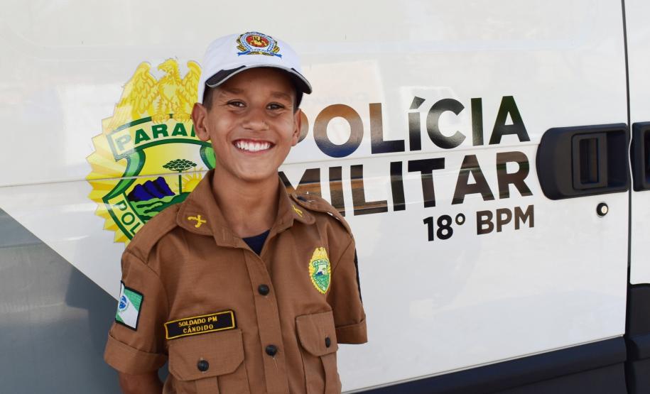 Mais de 100 crianças tiram fotos com as fardas da PM no evento Justiça no Bairro em Cornélio Procópio (PR)