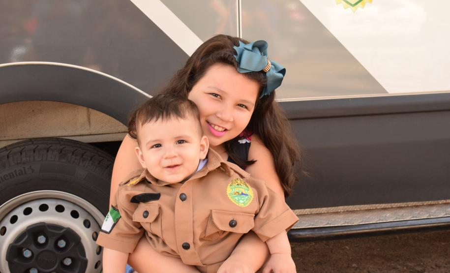 Mais de 100 crianças tiram fotos com as fardas da PM no evento Justiça no Bairro em Cornélio Procópio (PR)