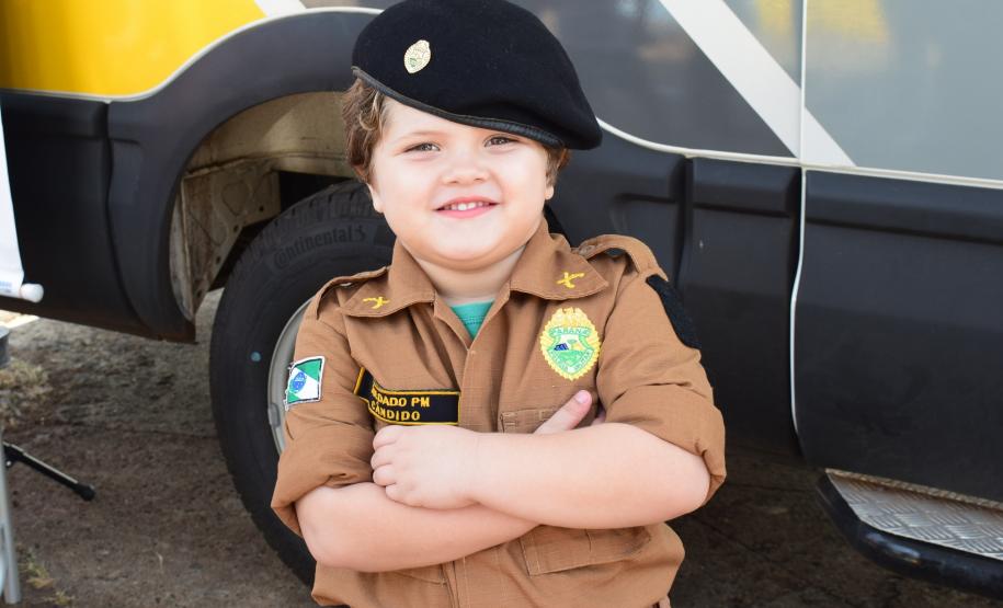 Mais de 100 crianças tiram fotos com as fardas da PM no evento Justiça no Bairro em Cornélio Procópio (PR)