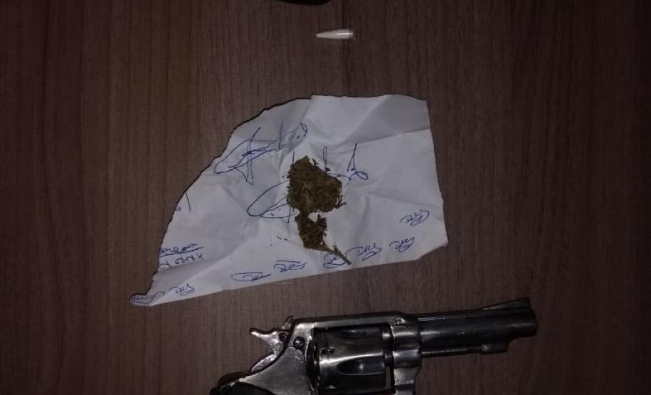 Três homens são presos pela PM após serem flagrados com maconha, cocaína e uma arma de fogo nos Campos Gerais Três homens são presos pela PM após serem flagrados com maconha, cocaína e uma arma de fogo nos Campos Gerais