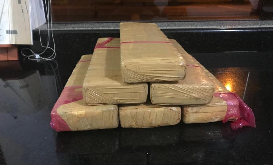 Mais de seis quilos de maconha são apreendidos por policiais rodoviários em Cruzeiro do Oeste, no Noroeste do estado Mais de seis quilos de maconha são apreendidos por policiais rodoviários em Cruzeiro do Oeste, no Noroeste do estado