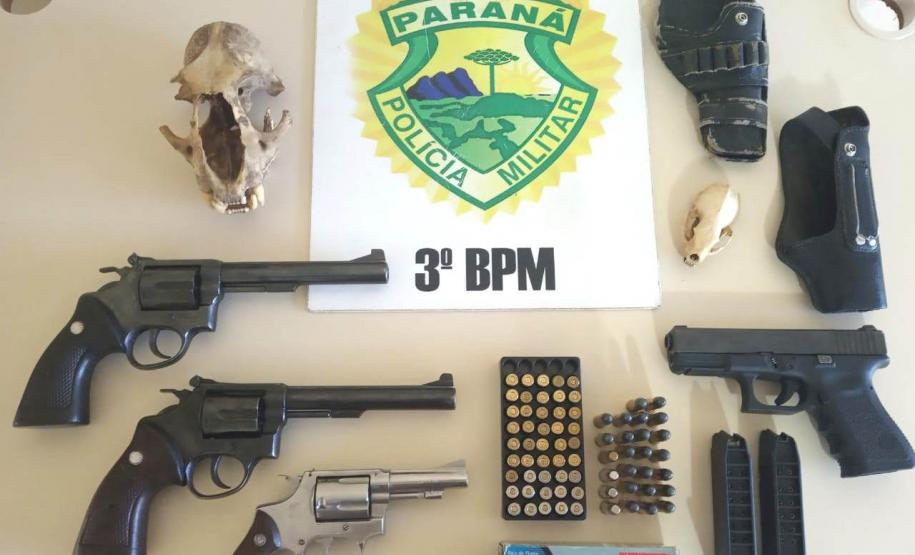 Veículos abordados em situações distintas resultam na apreensão de quatro armas de fogo e cocaína no Sudoeste do Paraná; seis são encaminhados Veículos abordados em situações distintas resultam na apreensão de quatro armas de fogo e cocaína no Sudoeste do Paraná; seis são encaminhados