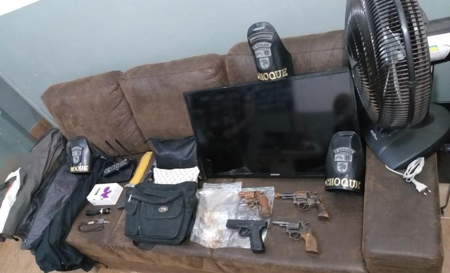 Roubo com vítimas reféns é interceptado pela Polícia Militar em Londrina, no Norte do estado Roubo com vítimas reféns é interceptado pela Polícia Militar em Londrina, no Norte do estado