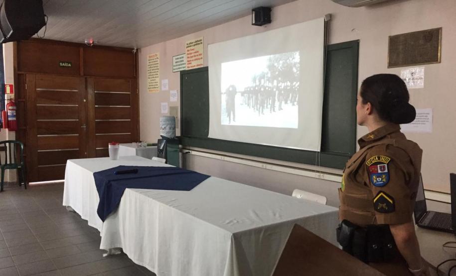 Alunos do Colégio Estadual Cianorte participam de palestra de policiais militares sobre o ingresso na Corporação