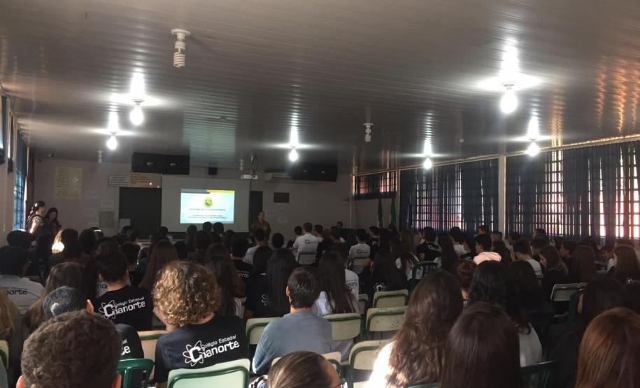Alunos do Colégio Estadual Cianorte participam de palestra de policiais militares sobre o ingresso na Corporação