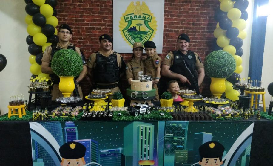 Menino fã da PM recebe equipe policial durante festa de aniversário em Cianorte (PR)
