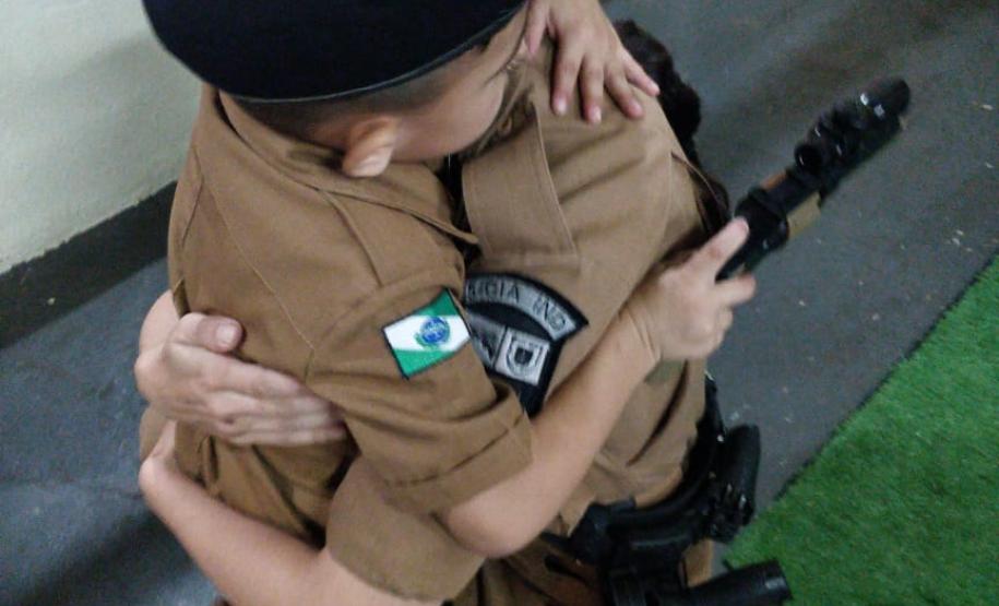 Menino fã da PM recebe equipe policial durante festa de aniversário em Cianorte (PR)
