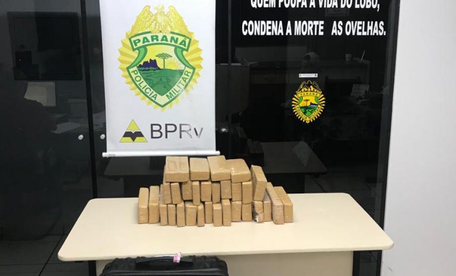 Passageiro de ônibus com quase 30 quilos de maconha é preso pelo BPRv em Floresta (PR)