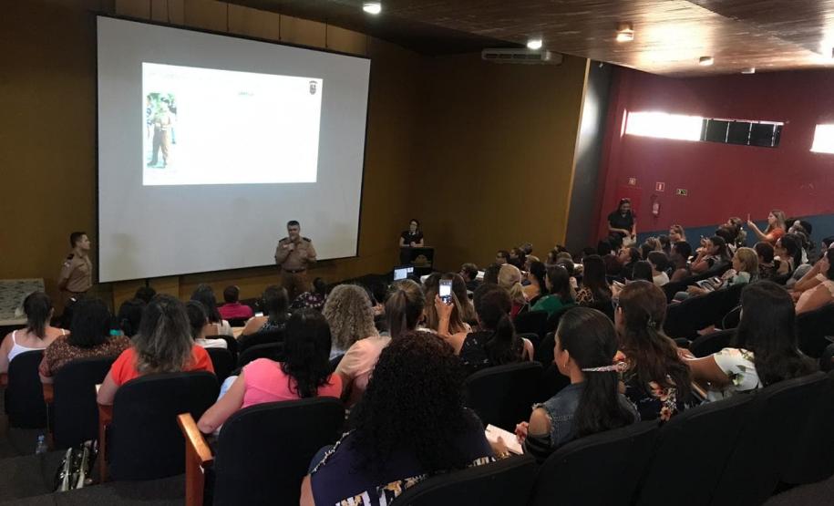 Policiais militares fazem capacitação para profissionais da educação em Loanda (PR) Policiais militares fazem capacitação para profissionais da educação em Loanda (PR)