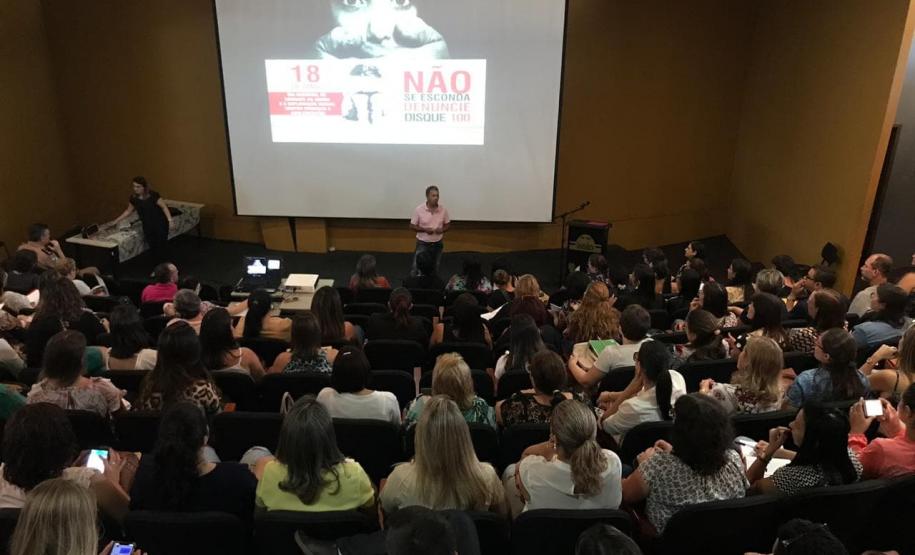 Policiais militares fazem capacitação para profissionais da educação em Loanda (PR) Policiais militares fazem capacitação para profissionais da educação em Loanda (PR)
