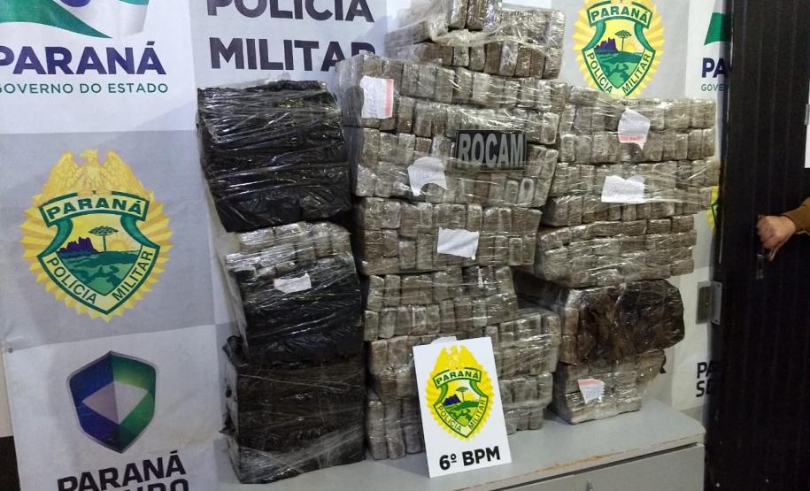 Mais de 300 quilos de maconha são apreendidos após denúncia, em Cascavel (PR) Mais de 300 quilos de maconha são apreendidos após denúncia, em Cascavel (PR)