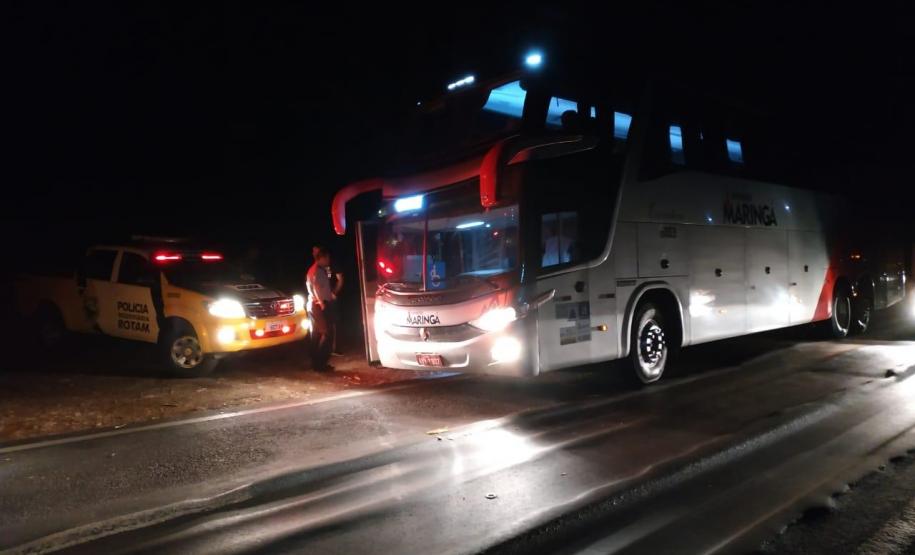 Mulher senta nos fundos de ônibus de viagem para esconder droga, mas acaba encaminhada pela PM