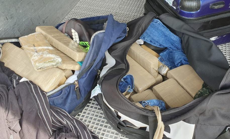 Quase 40 quilos de maconha são apreendidos pela PM dentro de bagagens em um ônibus; ticket entrega autor do tráfico e ele acaba preso