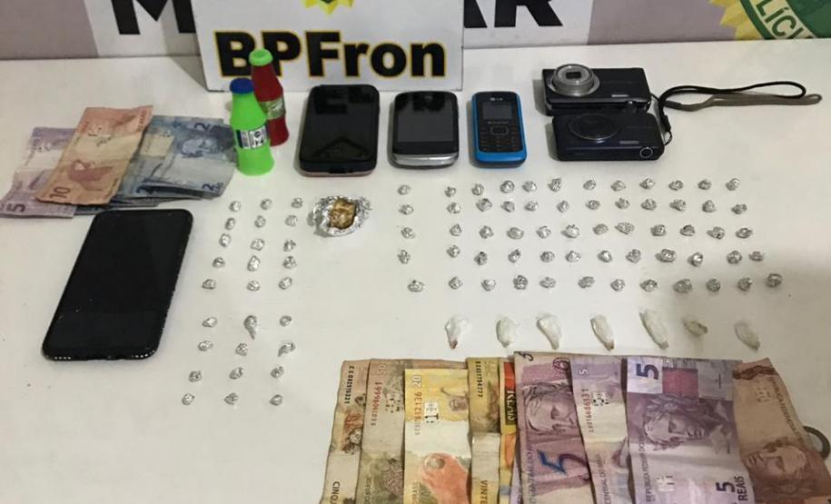 Em situações distintas, BPFron desmantela ponto de tráfico de drogas e apreende mais de R$ 16 mil em Guaíra (PR)