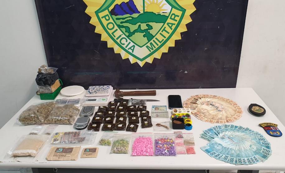 No bairro Barreirinha, PM prende três pessoas e apreende grande quantidade de drogas sintéticas No bairro Barreirinha, PM prende três pessoas e apreende grande quantidade de drogas sintéticas