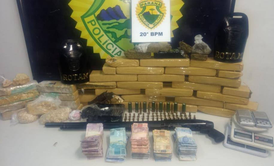 Envolvidos com tráfico de drogas são presos e armas e drogas apreendidas no Bairro Alto, em Curitiba Envolvidos com tráfico de drogas são presos e armas e drogas apreendidas no Bairro Alto, em Curitiba