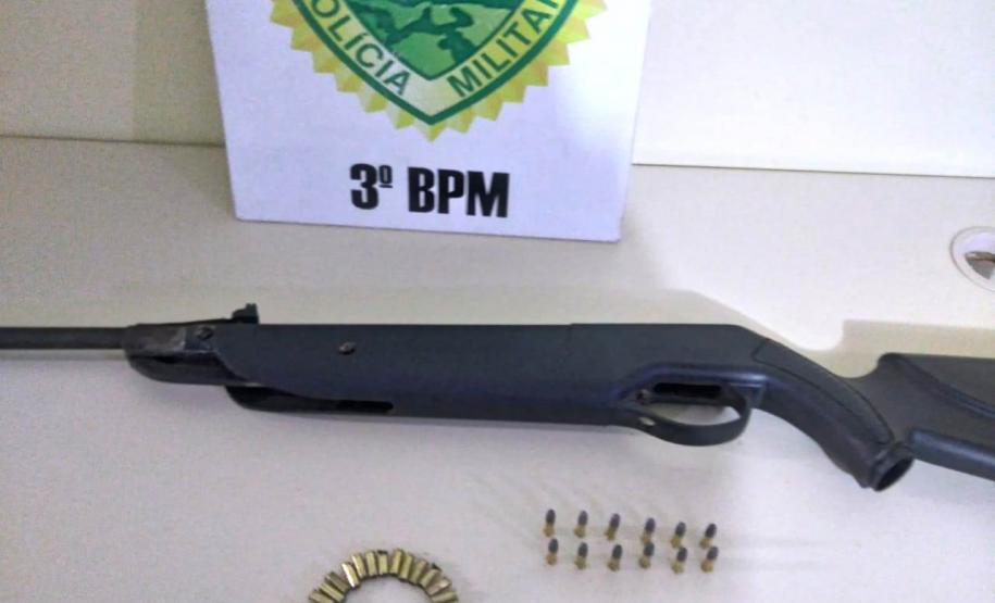 Duas armas de fogo, 49 munições são apreendidas e três pessoas acabam presas pela PM em situações distintas no Sudoeste do estado