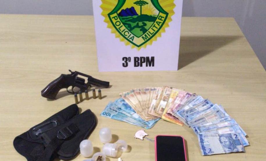 Duas armas de fogo, 49 munições são apreendidas e três pessoas acabam presas pela PM em situações distintas no Sudoeste do estado