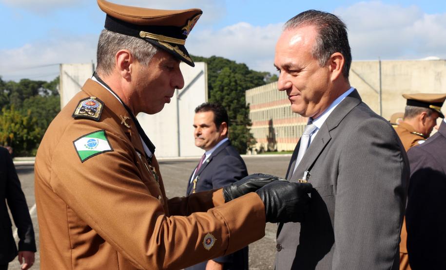 São Jose dos Pinhais, 20 de Maio de 2019. Solenidade alusiva ao Patrono da PMPR. Cel Pericles, Comandante-Geral da PMPR, faz a entrega da medalha Cel Sarmento a um dos agraciados.